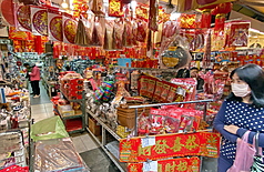 Suasana Tahun Baru Imlek di pasar tradisional Taiwan. (Foto: CNA)