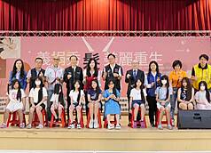 Kegiatan amal donasi rambut yang diadakan anggota legislator KMT, Wan Mei-ling telah berjalan lebih dari 18 tahun, berharap agar dapat memberikan kekuatan dan kebahagiaan bagi pasien kanker. (foto: Kantor Kesekretariatan Wan Mei-ling)