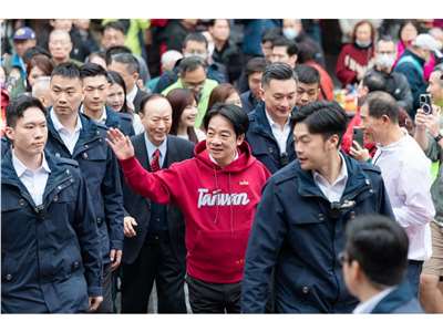 Presiden Lai Ching-te pada hari pertama Tahun Baru Imlek membagikan kantong keberuntungan di Kuil Longshan Taipei (Foto: Istana Presiden) 