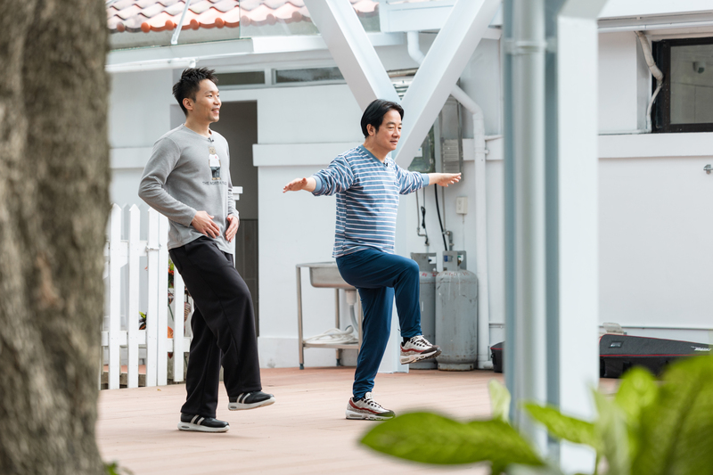 Presiden Lai Ching-te bersama Menteri Olahraga Lee Yang memberi contoh olahraga kebugaran di rumah. (Foto: Istana Presiden) 
