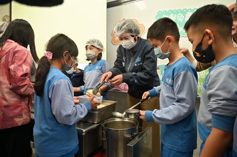 ilustrasi : makan siang di sekolah 