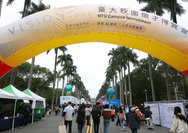 bursa kerja di kampus National Taiwan University digelar 7 Maret 2026, menarik banyak perusahaan dan produsen ikut serta untuk mencari SDM bertalenta (foto: CNA)