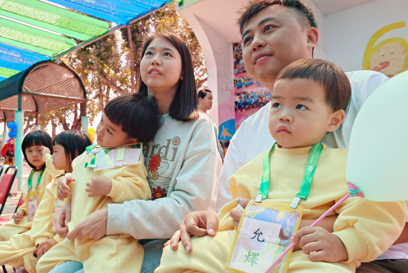 Pertemuan Kembar 3 (Triplet) Nasional ke-12 digelar di Yunlin, peserta bermarga Chang mengatakan, kehamilan pertama kembar 3, kehamilan kedua 1 anak, tidak sedikit yang menyangka anaknya kembar 4. (foto: CNA)