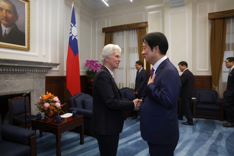 Presiden Lai Ching-te (kanan) bertemu dengan Ketua Komite Pertahanan Keamanan Eropa, Marie-Agnes Strack-Zimmermann (kiri). (Foto: CNA)