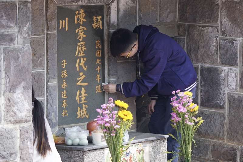 Ritual sembahyang leluhur dan berziarah (foto: CNA)