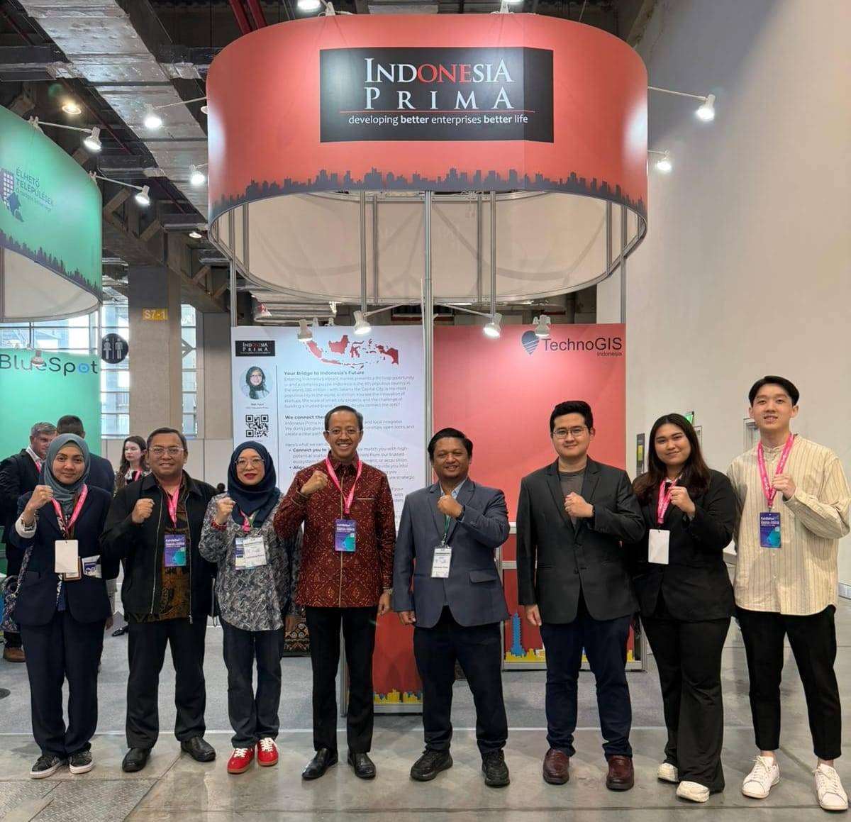 Kepala KDEI Arif Sulistiyo (kiri 4), Kabid Perdagangan  Wara Agustina Rukmini (kiri 1), Kabid Investasi  Eko Wijanarko (kiri 2) bersama delegasi Indonesia hadir memeriahkan ajang internasional Smart City Summit & Expo (SCSE) 2026. (Foto: KDEI)