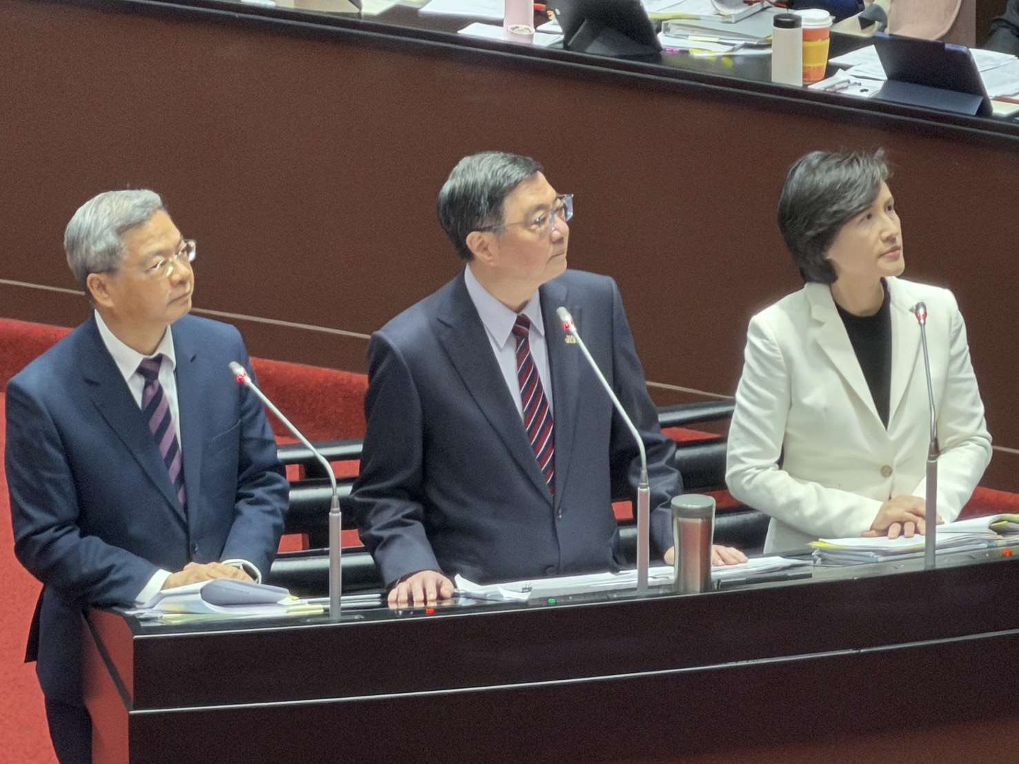 Perdana Menteri  Cho Jung-tai (tengah), Wakil Perdana Menteri Cheng Li-chiun  (kanan) dan Menteri Ekonomi Kung Ming-hsin (龔明鑫) memberikan laporan perkembangan tarif pajak AS. (Foto: Rti) 