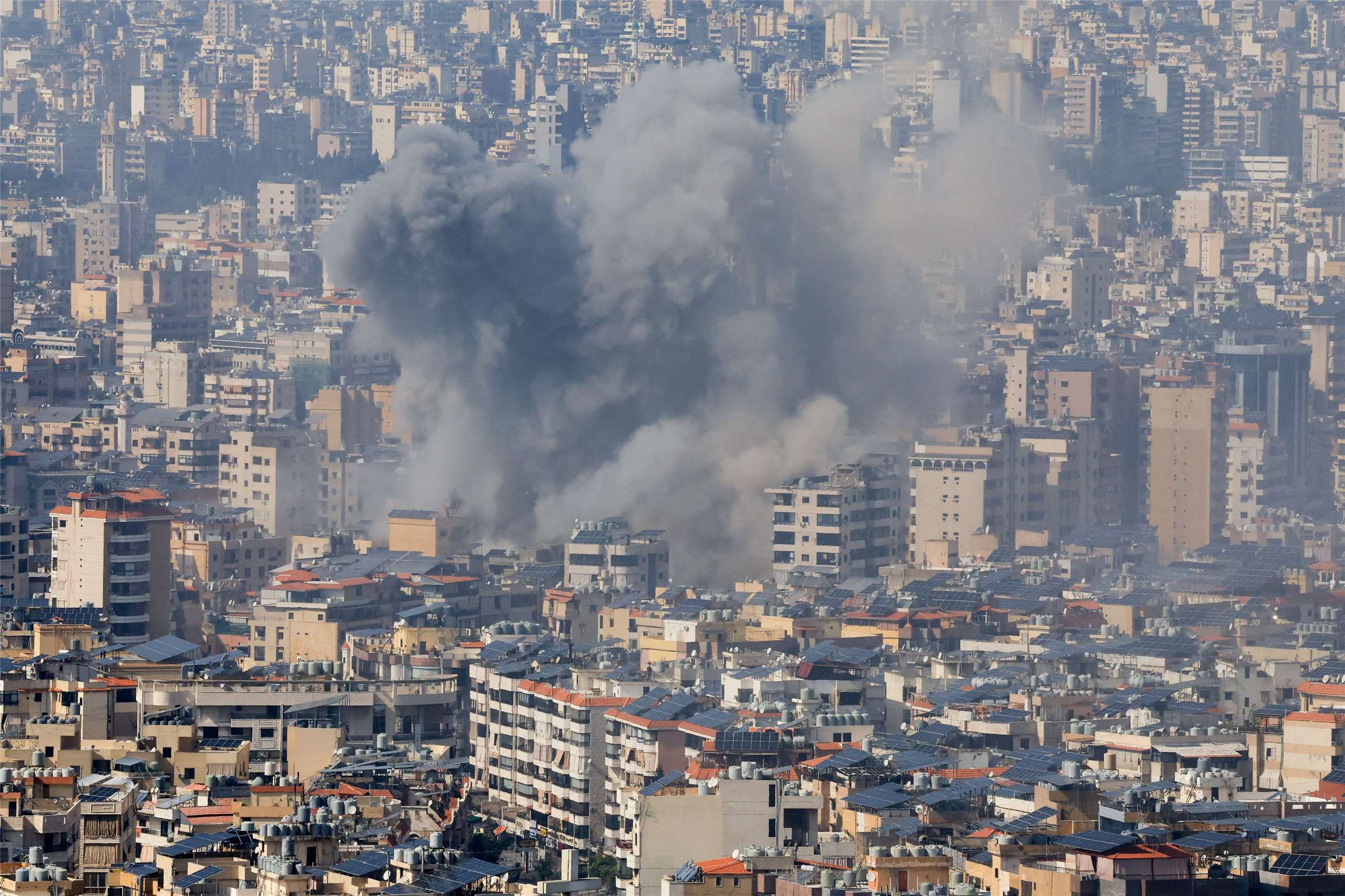  Israel melancarkan serangan udara di pinggiran selatan Beirut, Lebanon, kepulan asap tebal membubung.