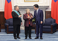Presiden Lai Ching-te (賴清德) memberikan “Medali Order of Propitious Clouds” kepada Ketua Komite Olimpiade Chinese Taipei Lin Hong-dao (林鴻道) disertai dengan ibunda terkasih. (Foto: CNA)
