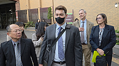 JD
Seorang pria Australia (Alex Shorey) hadir di pengadilan di Taiwan untuk menuntut mantan kekasihnya yang memasukkan minumannya dengan racun  tikus, dia dan keluarga meminta keadilan dan pelaku dapat dihukum setimpalnya. (foto: CNA)