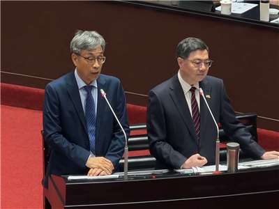 Perdana Menteri Cho Jung-tai (kanan) dalam rapat interpelasi di Yuan Legislatif. 