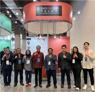 Kepala KDEI Arif Sulistiyo (kiri 4), Kabid Perdagangan  Wara Agustina Rukmini (kiri 1), Kabid Investasi  Eko Wijanarko (kiri 2) bersama delegasi Indonesia hadir memeriahkan ajang internasional Smart City Summit & Expo (SCSE) 2026. (Foto: KDEI)