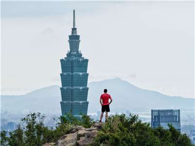 Pemanjat tebing AS, Alex Honnold berhasil menaklukan gedung Taipei 101 tanpa peralatan apapun (foto: Netflix)