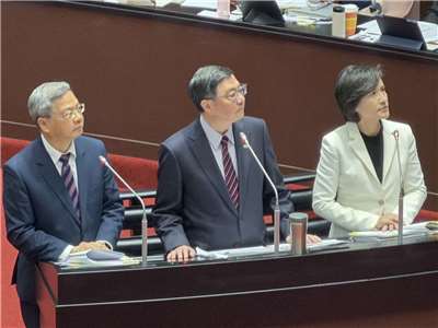 Perdana Menteri  Cho Jung-tai (tengah), Wakil Perdana Menteri Cheng Li-chiun  (kanan) dan Menteri Ekonomi Kung Ming-hsin (龔明鑫) memberikan laporan perkembangan tarif pajak AS. (Foto: Rti) 