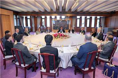 Wamenlu menjamu delegasi parlemen Spanyol (foto: MOFA)