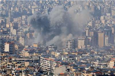 Israel melancarkan serangan udara di pinggiran selatan Beirut, Lebanon, kepulan asap tebal membubung.