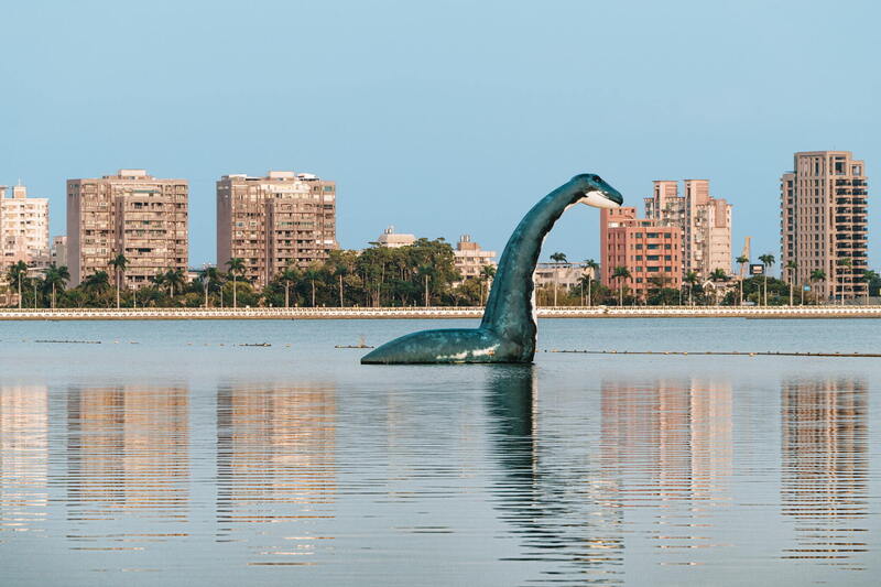 Instalasi seni berbentuk dinosaurus hadir di permukaan Danau Chengcing di Kota Kaohsiung. (foto: Dinas Kebudayaan Pemkot Kaohsiung)