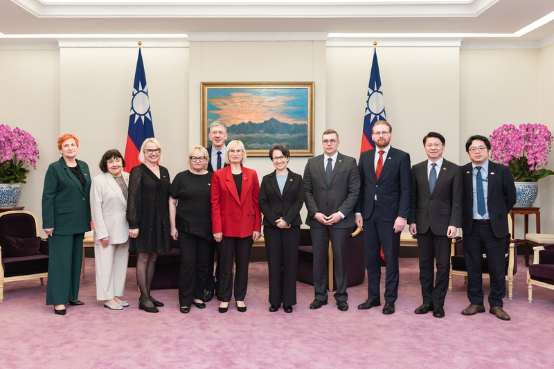  Wakil Presiden Hsiao Bi-khim (蕭美琴) menerima kunjungan "Delegasi Tim Persahabatan Taiwan dari Republik Latvia”. (Foto: CNA)