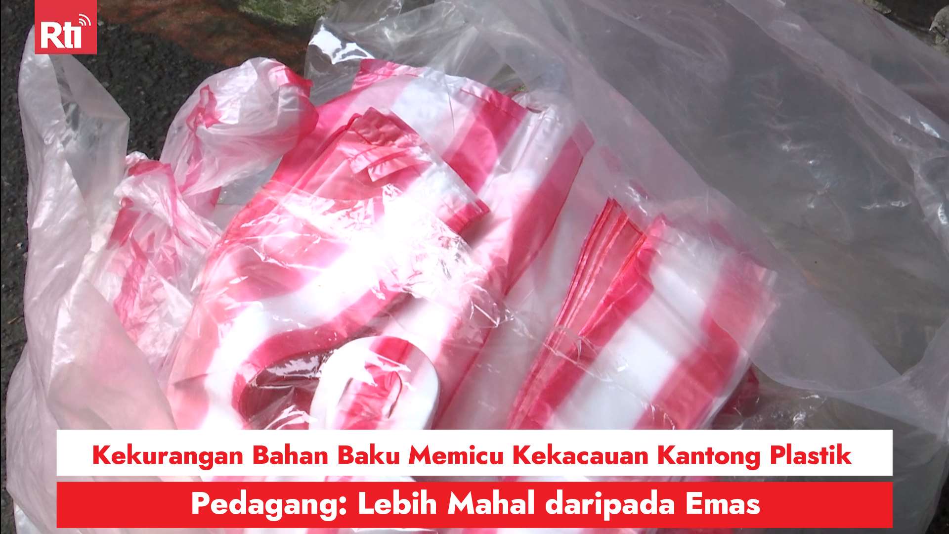 Kekurangan Bahan Baku Memicu Kekacauan Kantong Plastik, Pedagang: Lebih Mahal daripada Emas (RtiSI)