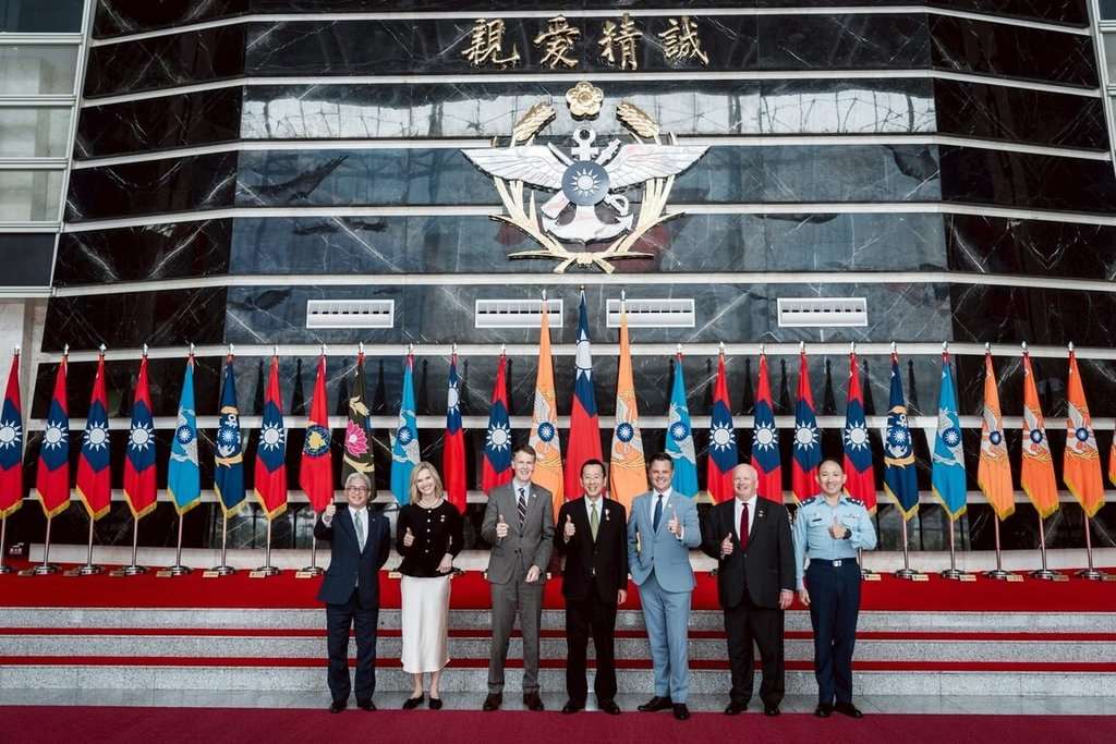 Menhan Wellington Koo bersama Satuan Tugas Keamanan Nasional Komite Studi Republik DPR (RSC). (foto: Kemenhan) 