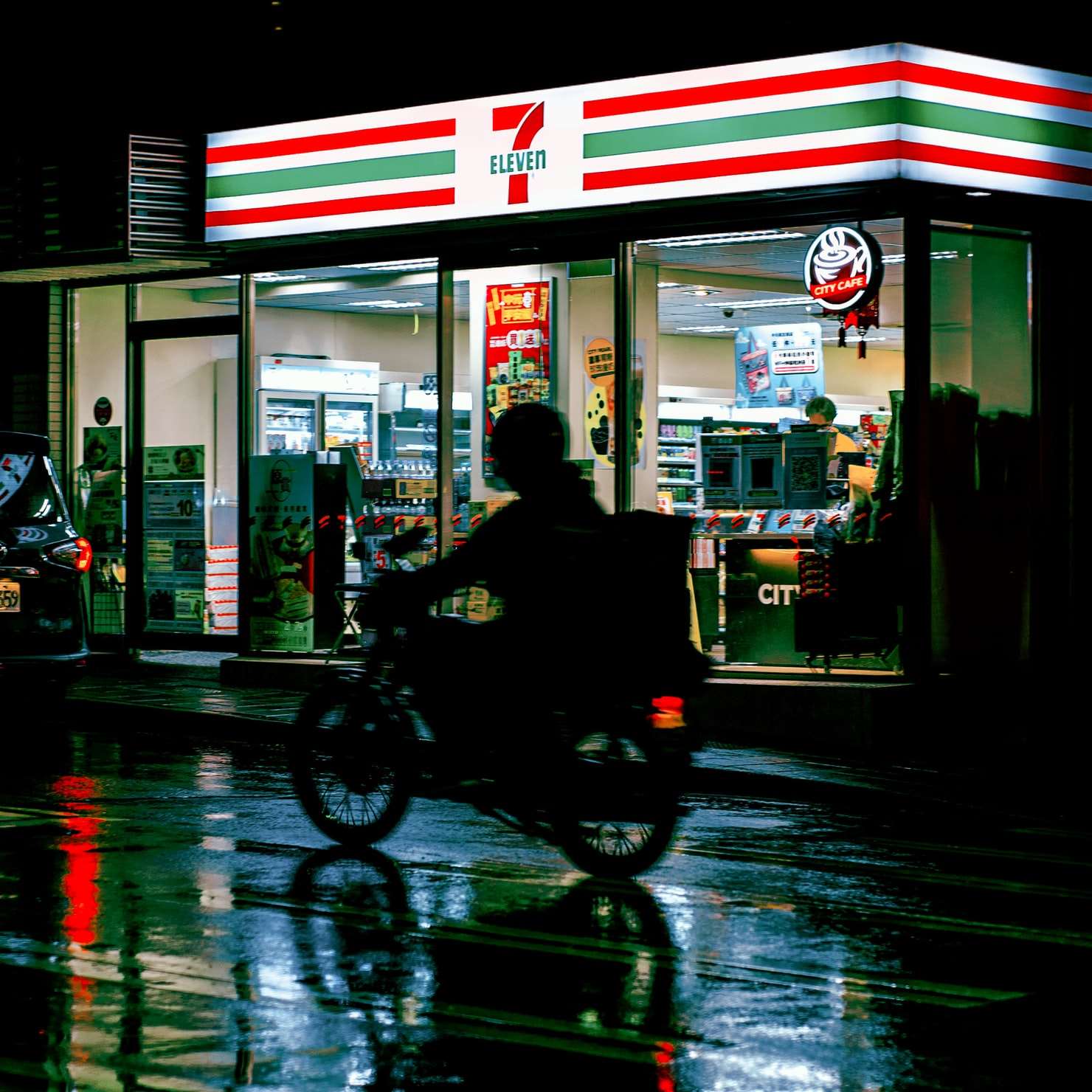 Sering Jajan di Toko Waralaba (Minimarket)? Konsumsi Jangka Panjang Jenis Makanan Ini Tingkatkan Risiko Stroke secara Drastis, Praktis tapi Berbahaya (Andrew Haimerl/Unsplash)