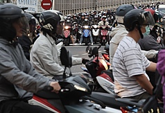 Memasuki malam hari hingga subuh, udara terasa lebih sejuk, pagi hari ini (2/4) cuaca di Taipei menghangat. Gambar: pengendara sepeda motor berhenti di lampu merah. (foto: CNA)