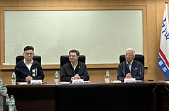Kunjungan PM Cho Jung-tai ke pabrik petrokimia di Kaoshiung, mendengarkan respons Linyuan CPC Corporation terkait menstabilkan pasokan bahan baku plastik. (foto: CNA)