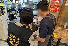 nampan kedai susu kacang kedelai ditemukan ada belatung, dinas kesehatan New Taipei segera melakukan inspeksi dan meminta pelaku usaha memperbaiki dan melatih karyawannya agar kejadian serupa tidak terulang lagi. (foto: Dinkes Pemkot New Taipei)