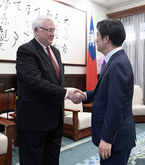 Presiden Lai Ching-te (kanan) bertemu Ketua Center for Strategic and International Studies (CSIS) John Hamre (kiri). (Foto: CNA).