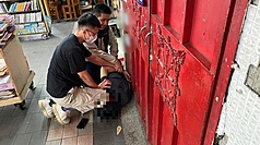saat akan menginterogasi oleh polisi, seorang pria kabur, memanjat tembok dan memasuki gedung Dewan Kota New Taipei, pengejaran terjadi di dalam gedung sehingga membuat anggota dewan kota yang menyaksikan kejadian ini, merasa ketakutan.  Setelah ditelusuri melalui rekaman CCTV, 3 jam pengejaran akhirnya berhasil ditangkap. (foto: CNA)