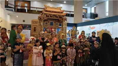 Penampilan anak-anak yang menyanyikan lagu "Ampar-Ampar Pisang" sebelum peragaan busana adat 