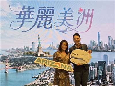 Perwakilan Taiwan dari Biro Pariwisata Arizona, Tsai Pi-ju (kiri)  dan  Manajer Pemasaran China Airlines Taiwan Sung Tao-ming.