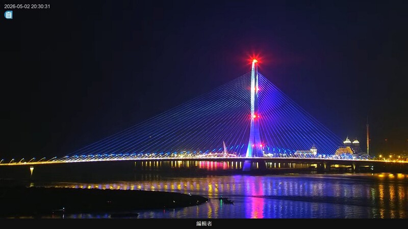 pemandangan jembatan Danjiang di malam hari yangn menakjubkan (foto: dinas pariwisata pemkot New Taipei) 