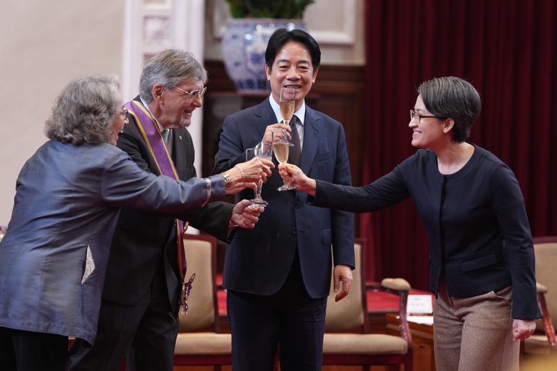 Presiden Lai Ching-te menganugerahkan "Order of the Brilliant Star with Grand Cordon" , kepada  Michael J. Fonte. Presiden Lai Ching-te, Wapres Hsiao Bi-khim dan Michael J. Fon te saling bersulang dalam acara tersebut. (foto: CNA)