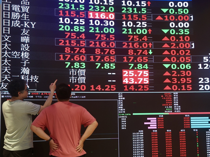 Hiruk-pikuk Pasar Saham／Ketika Mahasiswa dan Pelajar Menengah Ikut Beli Saham, Apakah Puncak Bursa Taiwan Sudah Tak Jauh? (Foto: CNA)