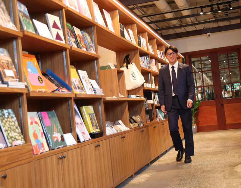 TSUTAYA BOOKSTORE hadir di Taman Budaya Kreatif Songshan di Taipei (foto: CNA)