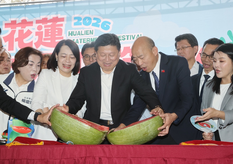 Konferensi pers pemasaran semangka Hualien (22/5), turut dihadiri oleh Ketua Yuan Legislatif Han kuo-yu (depan kanan2), Ketua Koordinator KMT Fu Kun-chi (depan kiri3) dan lainnya, sedang memotong buah semangka untuk disantap. Mereka mengajak warga ikut mendukung pariwisata dan produk pertanian Hualien. (foto: CNA)