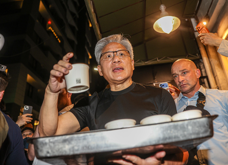 CEO NVIDIA, Jensen Huang membagikan makanan ringan. (Foto: CNA)