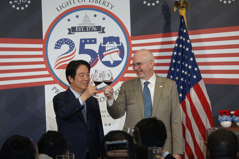 Presiden Lai Ching-te menghadiri  jamuan makan malam Dirgahayu Amerika Serikat ke-250 (27/5), bersulang dengan Direktur AIT, Raymond Greene (foto: CNA)