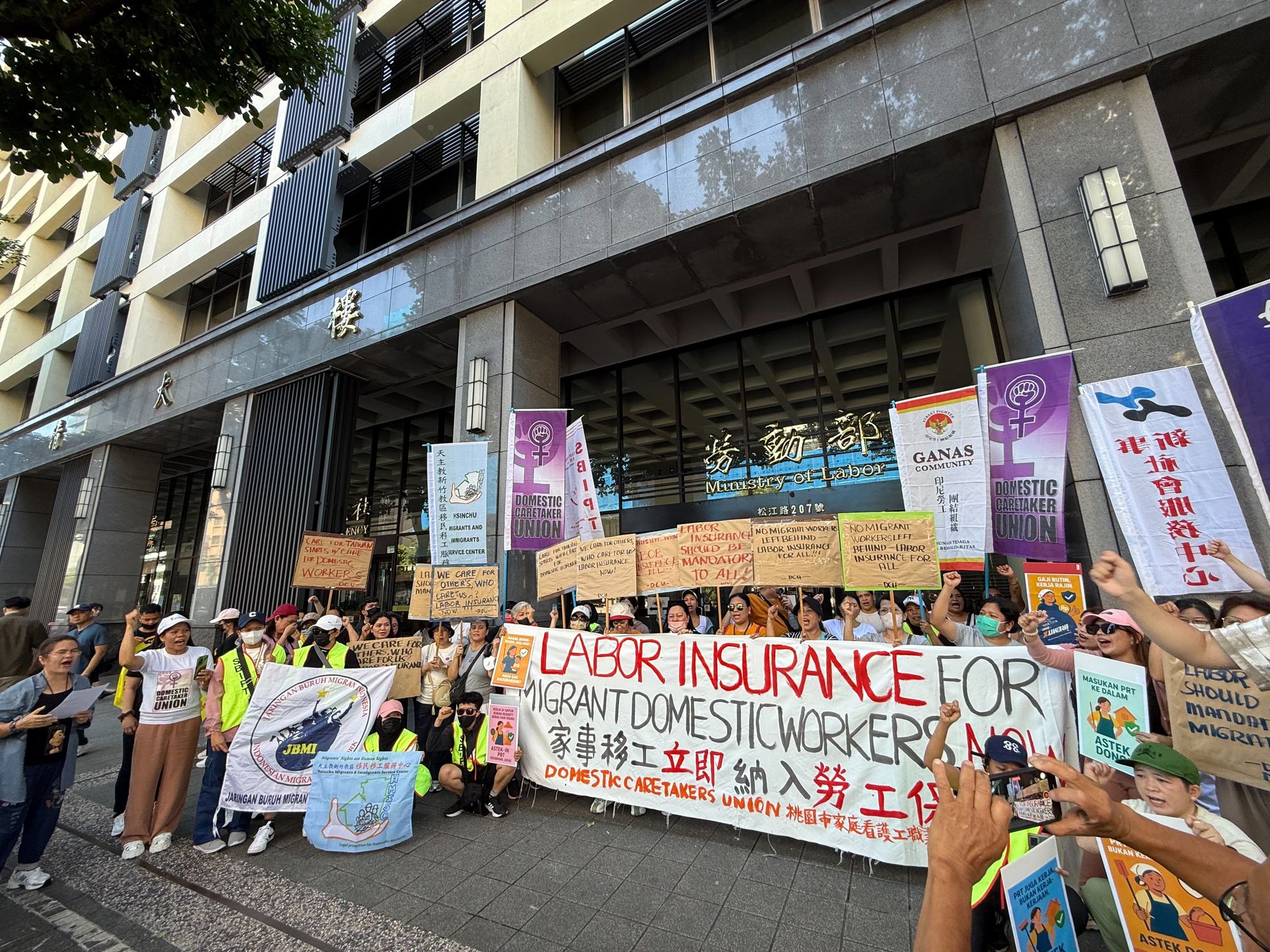 移工團體赴勞動部前陳情，呼籲政府將家事移工強制納入勞工保險。(謝佳興 攝)
Kelompok pekerja migran unjuk rasa di  depan gedung Kementerian Ketenagakerjaan, menuntut agar pekerja migran sektor rumah tangga diwajibkan memiliki kepesertaan astek.