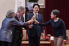 Presiden Lai Ching-te menganugerahkan "Order of the Brilliant Star with Grand Cordon" , kepada  Michael J. Fonte. Presiden Lai Ching-te, Wapres Hsiao Bi-khim dan Michael J. Fon te saling bersulang dalam acara tersebut. (foto: CNA)