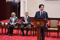 Berkontribusi Setengah Abad untuk Hubungan Taiwan-AS, Presiden Menganugerahkan Order of Brilliant Star with Grand Cordon Kepada Michael J. Fonte (CNA)