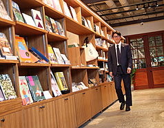TSUTAYA BOOKSTORE hadir di Taman Budaya Kreatif Songshan di Taipei (foto: CNA)