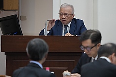 Wakil Presiden Bank Sentral Yen Tzung-ta mengatakan,  berdasarkan data masa lalu, operasi bulanan dan arus masuk serta keluar modal asing berfluktuasi secara signifikan, dan bukan merupakan arus masuk atau keluar yang "satu arah" dan berkelanjutan. Saat ini, hal tersebut terutama mencerminkan situasi penyesuaian pasar saham. (foto:CNA)