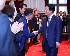 Presiden Lai Ching-te bertemu dengan perwakilan pemenang “Penghargaan Emas Konstruksi Nasional ke-26” dan “Penghargaan Merek Integritas Taiwan ke-20” di Istana Kepresidenan pada hari Kamis ini (21/5). (foto: CNA)
