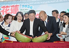 Konferensi pers pemasaran semangka Hualien (22/5), turut dihadiri oleh Ketua Yuan Legislatif Han kuo-yu (depan kanan2), Ketua Koordinator KMT Fu Kun-chi (depan kiri3) dan lainnya, sedang memotong buah semangka untuk disantap. Mereka mengajak warga ikut mendukung pariwisata dan produk pertanian Hualien. (foto: CNA)