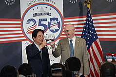 Presiden Lai Ching-te menghadiri  jamuan makan malam Dirgahayu Amerika Serikat ke-250 (27/5), bersulang dengan Direktur AIT, Raymond Greene (foto: CNA)
