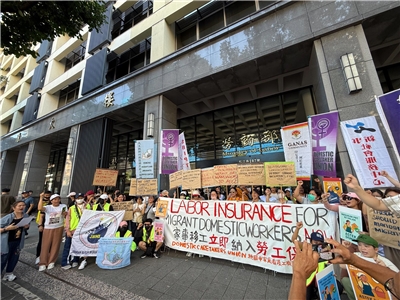 移工團體赴勞動部前陳情，呼籲政府將家事移工強制納入勞工保險。(謝佳興 攝)
Kelompok pekerja migran unjuk rasa di  depan gedung Kementerian Ketenagakerjaan, menuntut agar pekerja migran sektor rumah tangga diwajibkan memiliki kepesertaan astek.