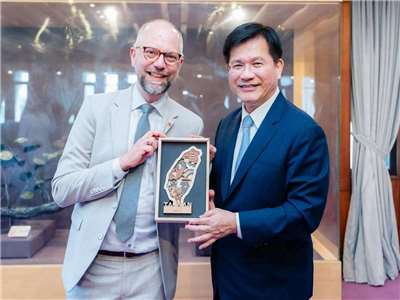 Menteri Luar Negeri Lin Chia-lung (kanan) memberikan bingkisan "Taiwan Selayang Pandang" kepada Ketua Kelompok Persahabatan Parlemen Jerman, Till Steffen. Foto: Kemenlu)