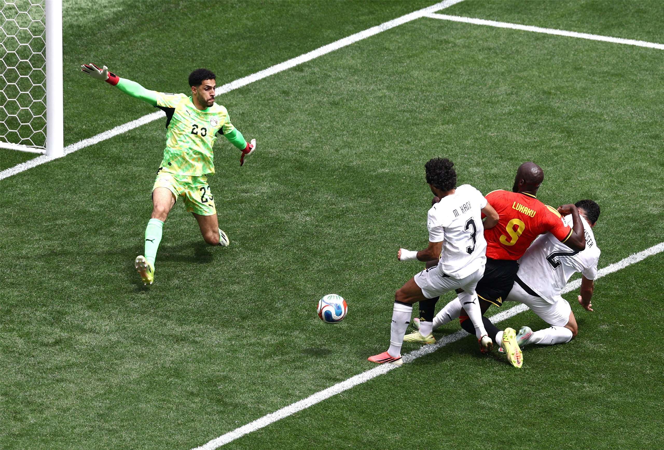 timnas Mesir, Mohamed Hany  (no.3) melakukan kesalahan fatal, gol bunuh diri, membantu lawan mencetak 1 poin, pertandingan berakhir 1-1. (foto: Reuters)